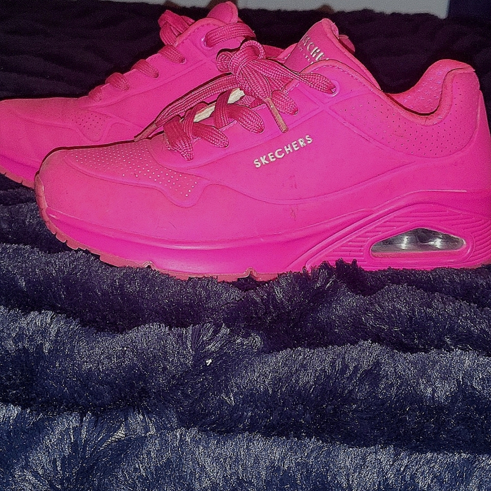 Sketchers hot pink memory foam soles. Size 6 & 1/2 womens